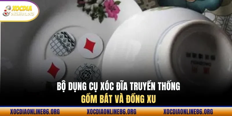 Bộ dụng cụ xóc đĩa truyền thống gồm bát và đồng xu